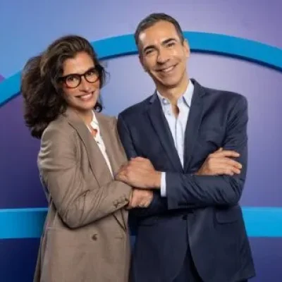 Imagem da rádio Estação Plus, apresentada por Vasconcellos e Tralli.