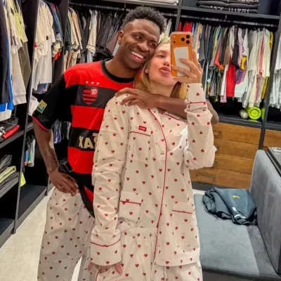 Virginia e Vini JT posam com pijamas em uma sessão de fotos ao vivo na Estação Plus de Rádio