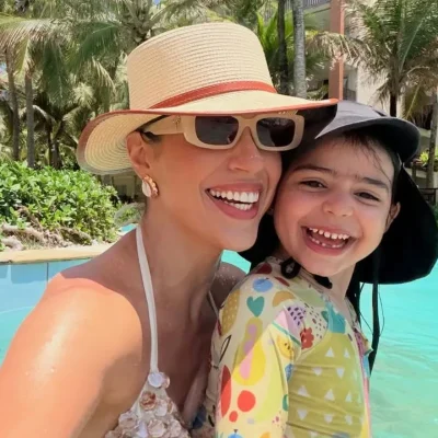 Vivian Amorim e a filha em uma entrevista no Rádio Estação Plus