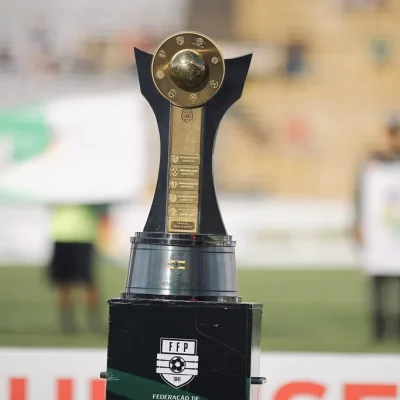 Imagem da Rádio Estação Plus em ação, transmitindo música e notícias em tempo real.