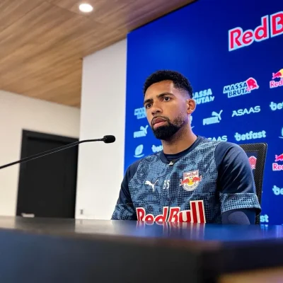 Rádio Estação Plus - Imagem do painel de controle do rádio online.